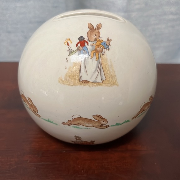 Royal Doulton Bunnykins Bank with Puppet Show & Bunny Rabbit Audience - Picture 8 of 12